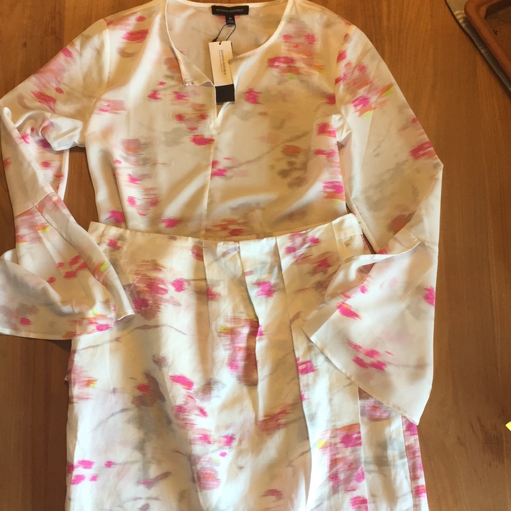 New Flowered Print Banana Republic blouse Sz M - Picture 3 of 8